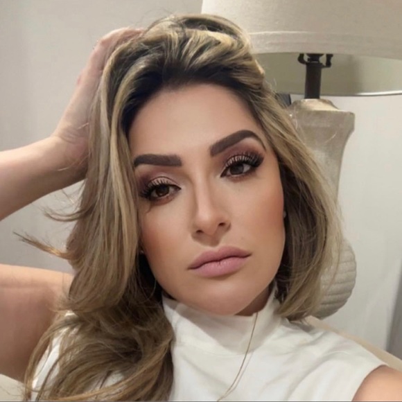 Meet your Posher, Andressa - Picture 1 of 1